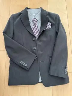美品⭐︎ブラックストライプスーツ ネクタイ付き⭐︎120センチ