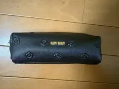 シンプルエンボスデイジースクエアペンケース／MARY QUANT