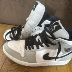 Nike Air Jordan 1 mid ライトスモークグレー