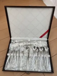 新品 ラッキーウッド エメラルド ステンレス製カトラリーセット コンビ