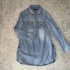 TITE IN THA STORE ビジューデニムシャツ 長め丈Sサイズ相当のサムネイル