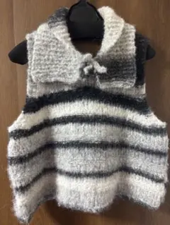 グレーと白のストライプニットベスト