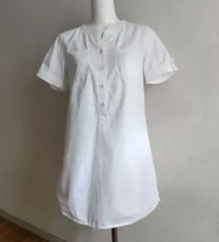 ステッチ使いホワイト綿シャツプルオーバー　半袖 ボタン多用　Мサイズ