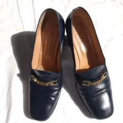 ネイビー レザー チェーン装飾 中ヒールパンプス ゴールドチェーン金具 　レザー