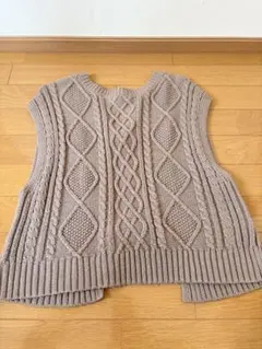 ベージュ ケーブル編み ニットベスト　Mサイズ