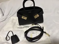 【最終値下げ】【正規品・ほぼ未使用】フェラガモ　ハグ　バッグ(XS) ブラック