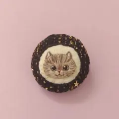 ハンドメイド　刺繍ブローチ　猫　キジトラ　流星群　くるみボタン　ビーズ