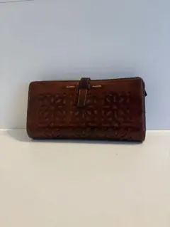 ブラウンレザー長財布 カットアウトデザイン