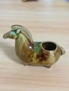 陶器の馬の爪楊枝入れのサムネイル