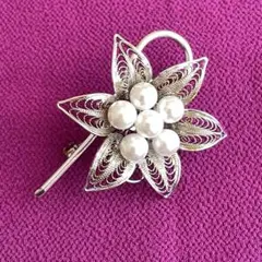ブローチ　シルバー花型ブローチ パール系　ビンテージブローチ