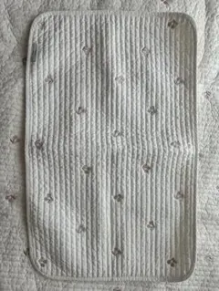 TRICK HOLE おむつ替えマット ホワイト　チェリー