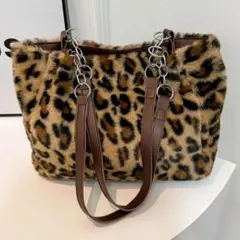 ヒョウ柄ファーショルダーバッグ　カジュアル　エレガント　個性的　丁度いいサイズ感