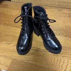 黒、厚底ブーティ