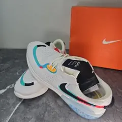 Nike ホワイト/マルチカラー スニーカー