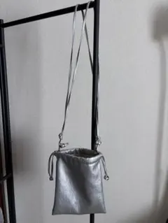 シルバー巾着型ショルダーバッグ