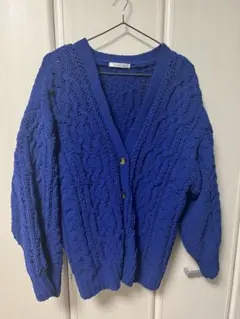 青いケーブルニットカーディガン