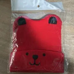 赤いクマの顔ニット帽
