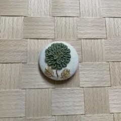 緑色の花の刺繍ブローチ　❄︎ハンドメイド手刺繍❄︎