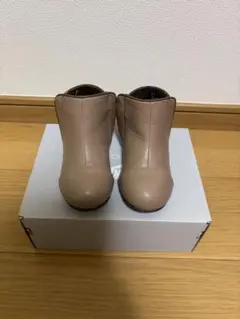 ベージュ 合成皮革 ショートブーツ　Ampersand 16cm