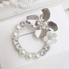 メタルフラワー＆白花✨丸ブローチ　セルフォード　アダムエロペ　入学　卒業式