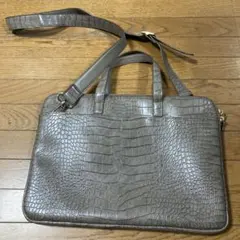 【美品】pisoraroクロコダイル風PCショルダーバッグ グレー