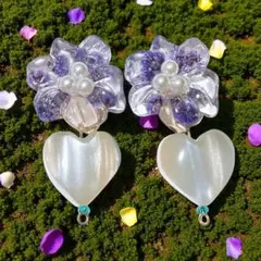 紫×ホワイトフラワーとハートモチーフのイヤリング／ピアス