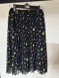 子供✴︎女児✴︎女子✴︎スカート✴︎花柄✴︎グローバルワーク✴︎プリーツスカート✴︎黒