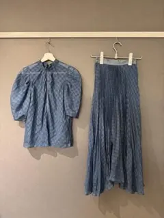 青いプリーツスカートセットアップ