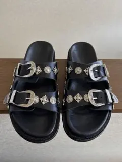 TOGA ダブルバックル スタッズ レザーサンダル ブラックのサムネイル