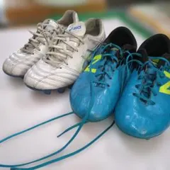 ASICSホワイト＆New Balanceブルーサッカーシューズセット　22.5