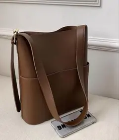 ブラウン ショルダーバッグ シンプルデザイン　ポーチ付き
