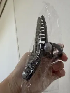 黒のプラスチック製ヘアバレッタ