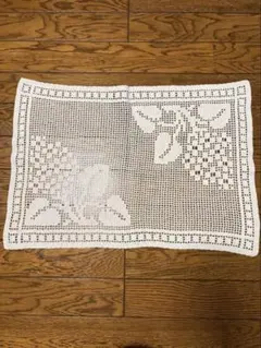 ホワイト レース編みマット 花模様 約36cm x 52cm
