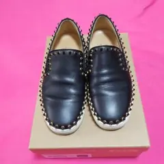 ルブタンスタッズ装飾 黒レザー スリッポン