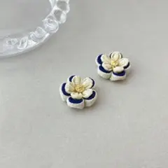 no.139 アイボリー×ネイビー重ね花びらピアスイヤリング　袴　紺　卒業式