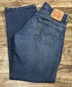 Levi's ダークブルー ストレートジーンズ