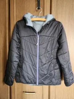 フード付き黒ダウンジャケット