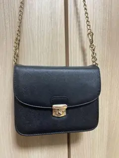 黒い合成皮革ショルダーバッグ