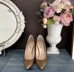 セブントゥエルブサーティ ベージュ エナメル ハイヒール