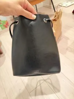 Clane黒いレザーバケットバッグ