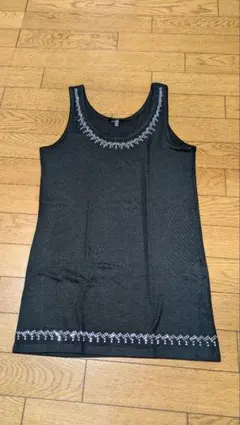 ビジュー付きタンクトップ　ブラック