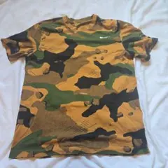 Nike Dri-FIT カモフラージュ Tシャツ