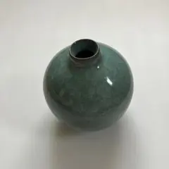 青緑色の球形陶器花瓶