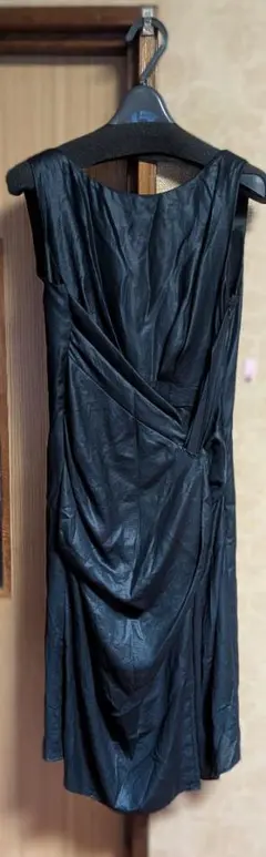 黒 レザー風 ドレープドレス