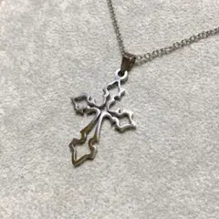 シルバーカラーオープンクロスチャーム透かし細工十字架ロザリオネックレス