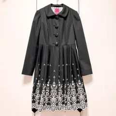 ドーリーガールバイアナスイ スカラップ刺繍トレンチコート 黒