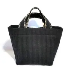 ヌビバッグ　シンプルなトートバッグ　黒　猫　青海波柄　和柄