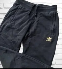アディダスオリジナルス　スウェットパンツ　ジョガーパンツ　金黒ロゴ　ユニセックス