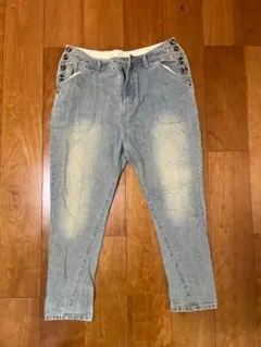 and it_ デニムパンツ L 色落ち加工 ワイド ボタンデザインのサムネイル