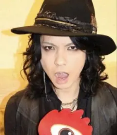 hyde着 Roen feather hat